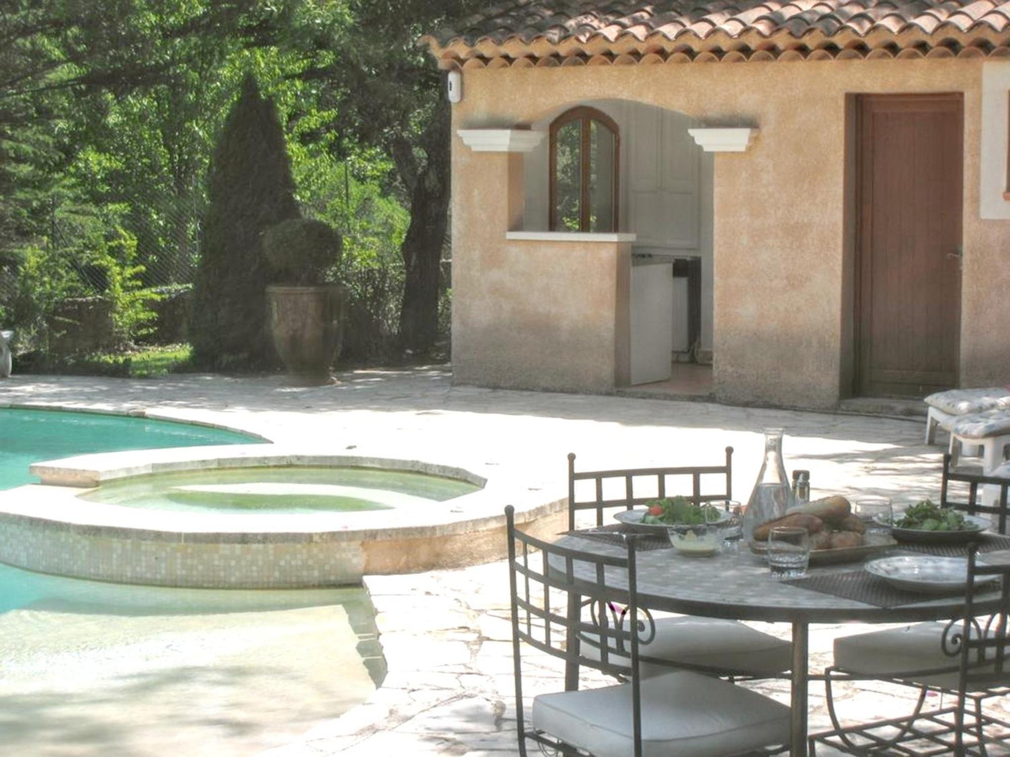 Villa Spacieuse Avec Piscine A Saint Maximin Bagian luar foto