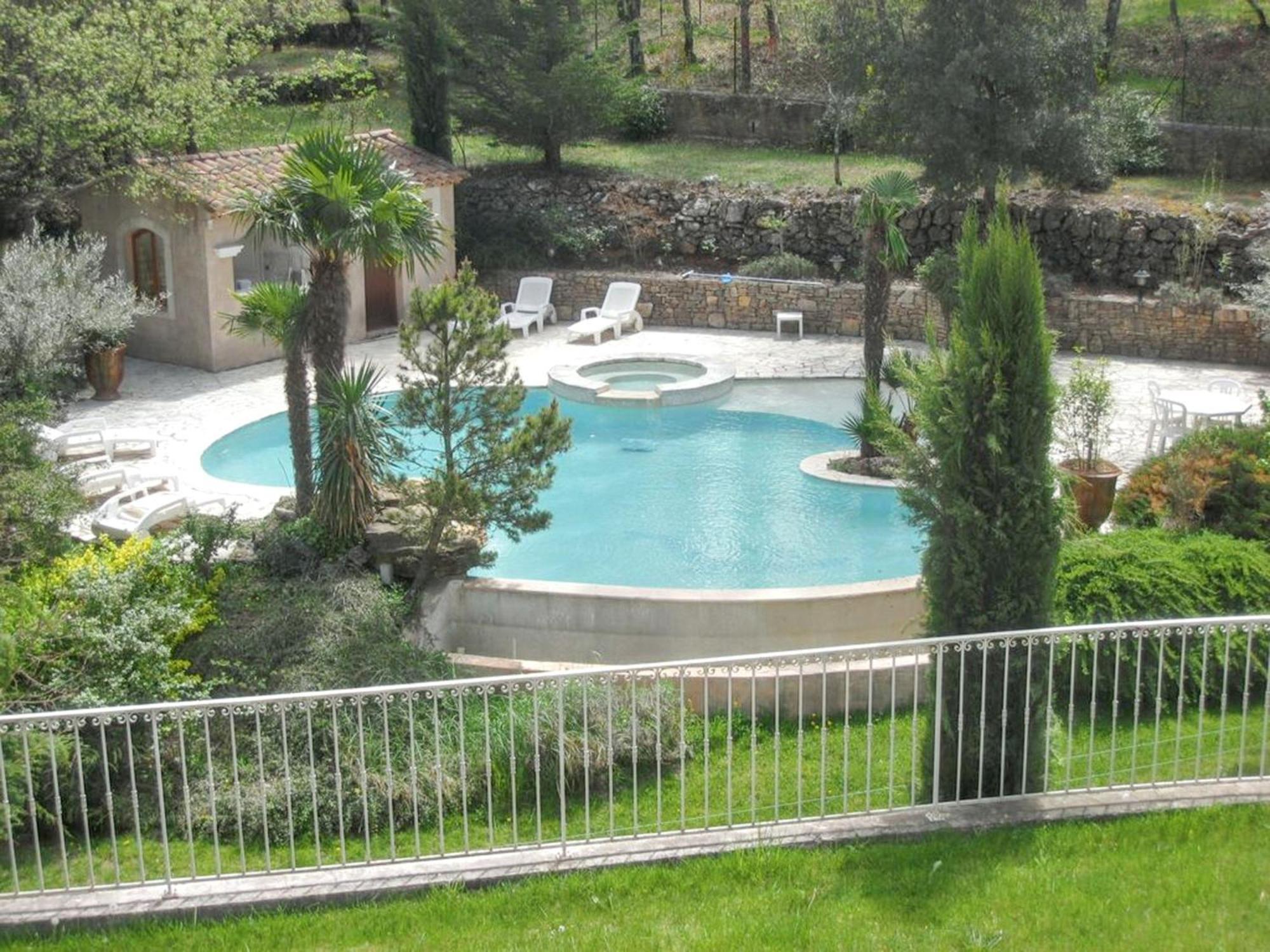 Villa Spacieuse Avec Piscine A Saint Maximin Bagian luar foto