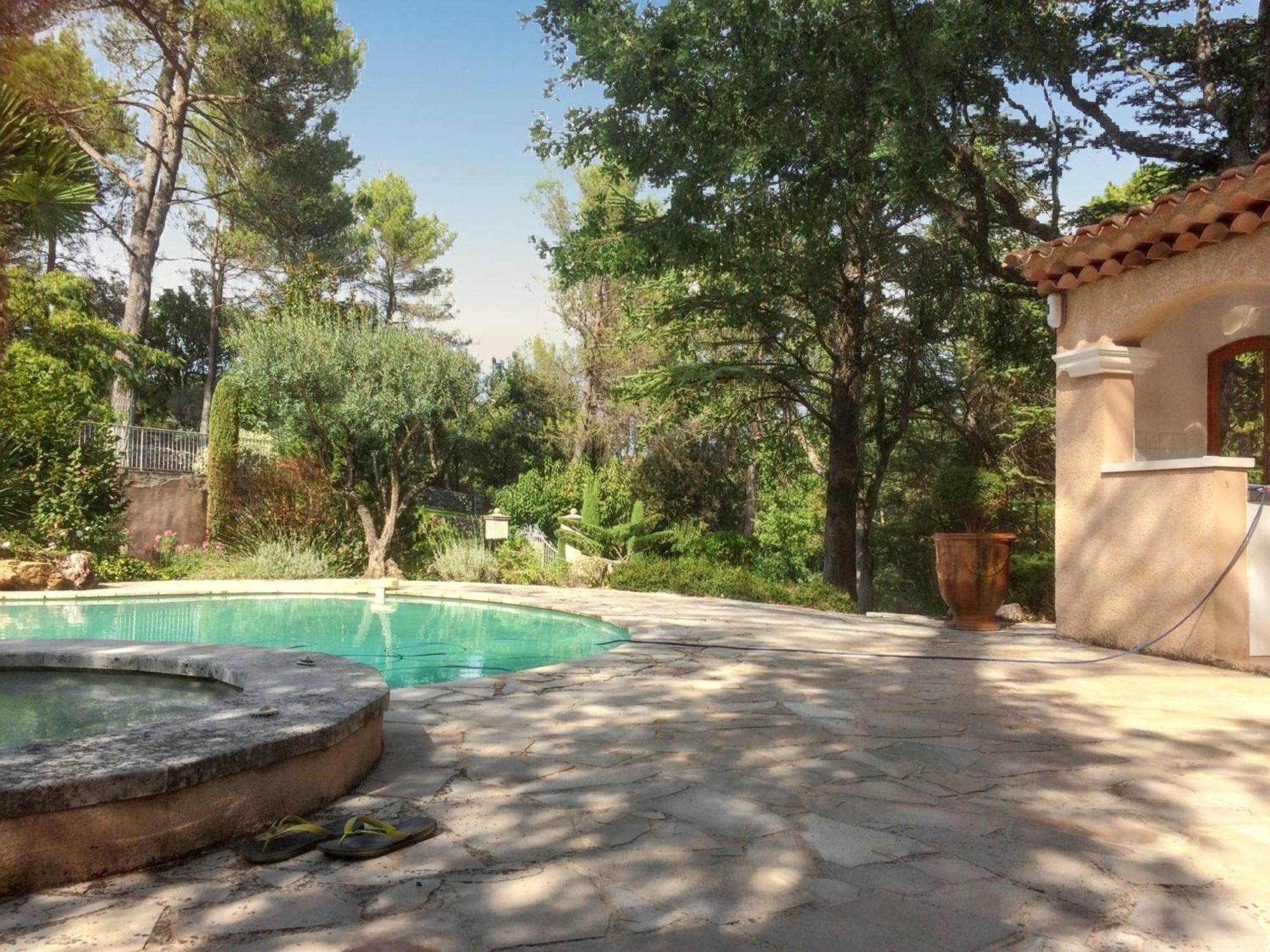 Villa Spacieuse Avec Piscine A Saint Maximin Bagian luar foto