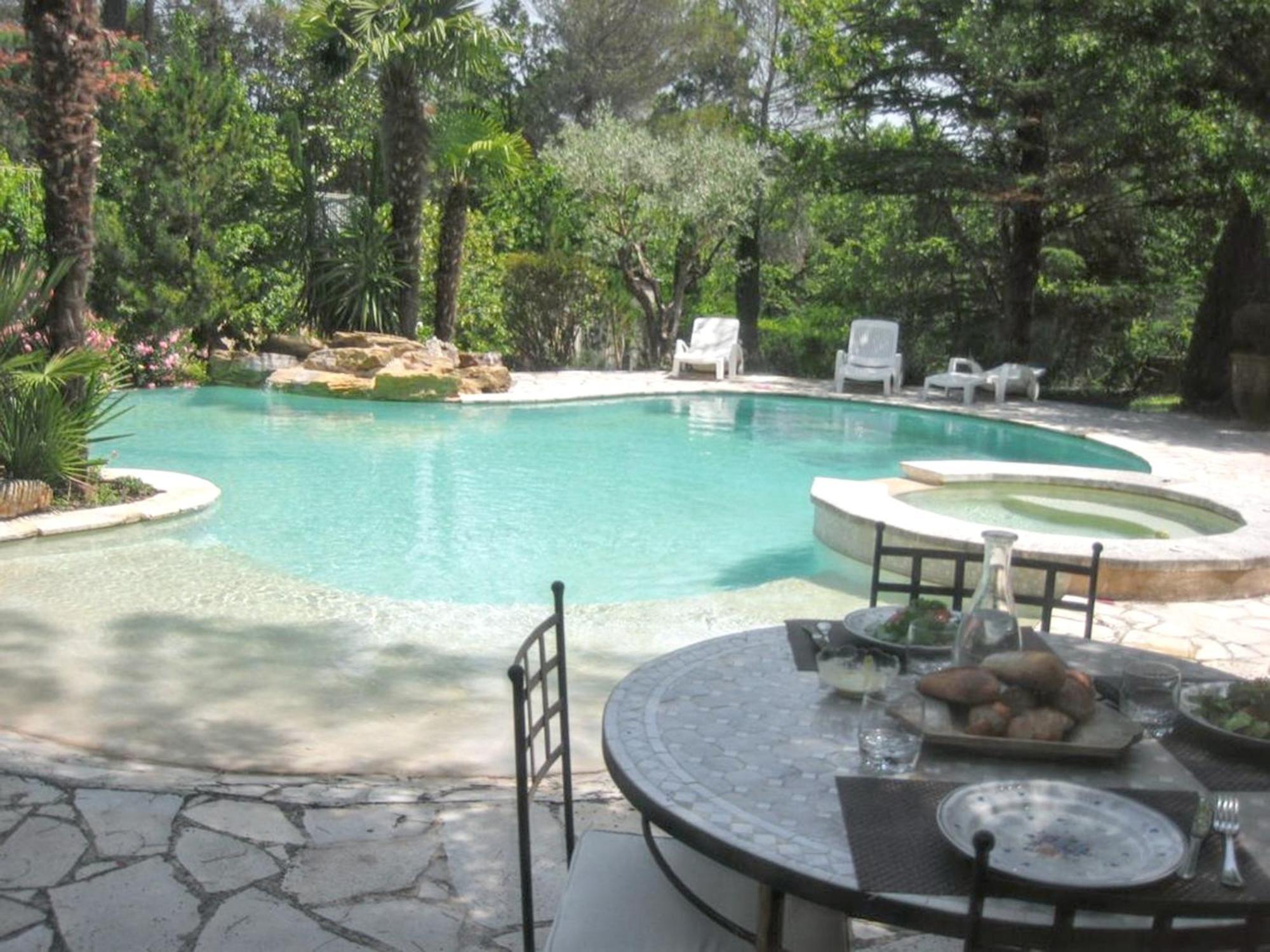 Villa Spacieuse Avec Piscine A Saint Maximin Bagian luar foto
