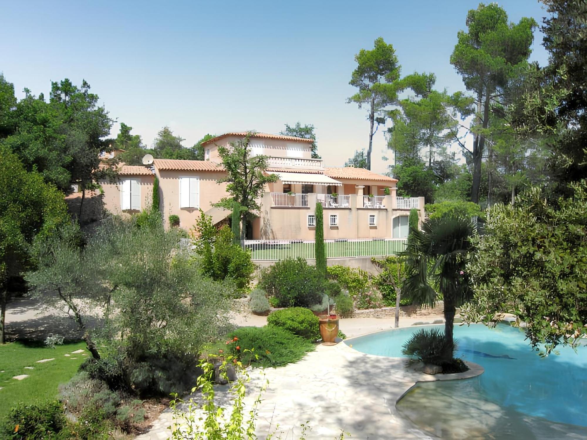 Villa Spacieuse Avec Piscine A Saint Maximin Bagian luar foto